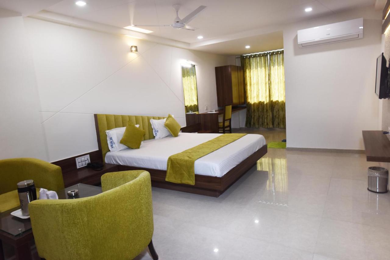 Hotel Luxura, Ahmedabad Exterior foto
