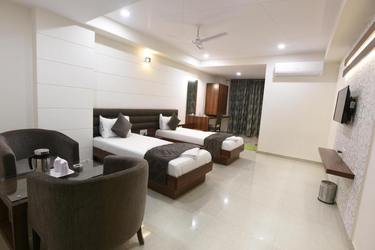 Hotel Luxura, Ahmedabad Exterior foto